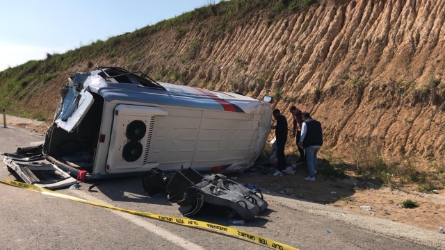 Trafik kazası: minibüs devrildi: 19 yaralı