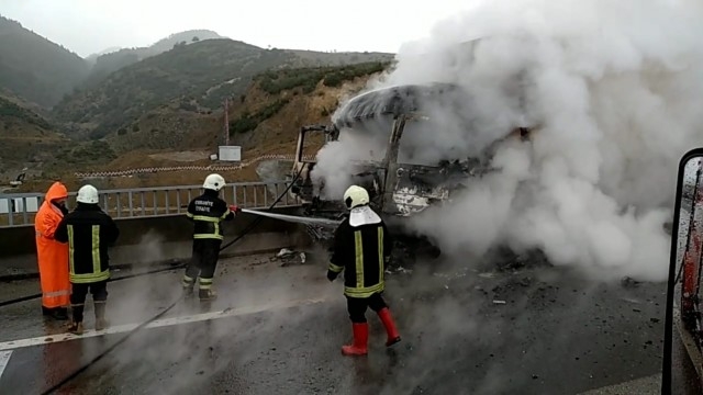 Trafik kazası otomobil alev aldı : 2 yaralı