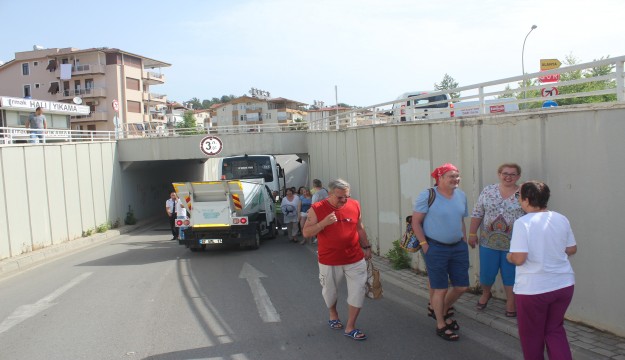 Tur midibüsü alt geçitte sıkıştı   