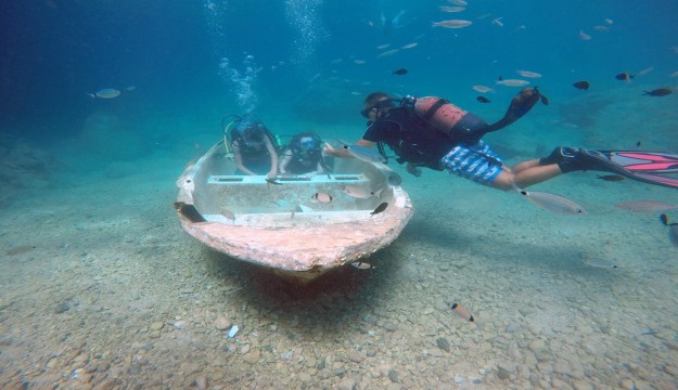 Turistlerin yeni gözdesi su altında ekmekle balık beslemek 