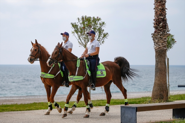 Turizm merkezi Antalya ile Muğla'da meydan ve sahiller boş kaldı