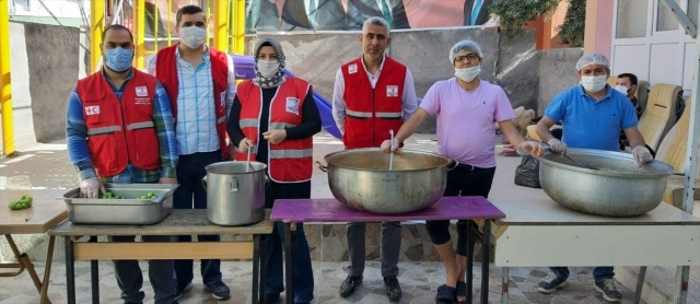 Türk Kızılay'dan ihtiyaç sahibi ailelere sıcak yemek yardımı