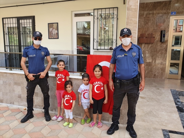 Türk polisi merhamet ve şefkatini Kovid-19 sürecinde bir kez daha gösterdi