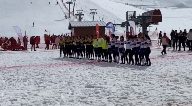 TÜRKİYE'DE BİR İLK: KAR RAĞBİ ŞAMPİYONASI DAVRAZ KAYAK MERKEZİ'NDE GERÇEKLEŞTİ