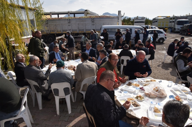 TÜRKİYE'NİN İLK KAMYONCULAR KOOPERATİFİNDE MEVLİD OKUTULDU YEMEK VERİLDİ