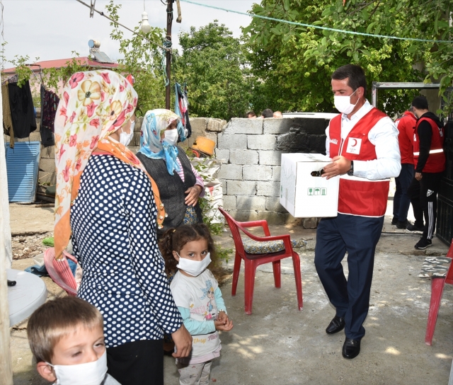 Türkoğlu'nda ihtiyaç sahibi ailelere ramazan kolisi ulaştırıldı