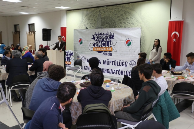 Tütüncü, gençlerle bir araya geldi   