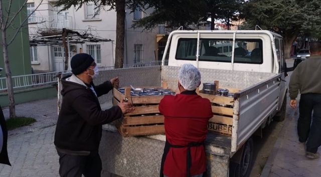 Uluborlu'da Ramazan Ayında İhtiyaç Sahiplerine İftar Yemeği Ulaştırılıyor