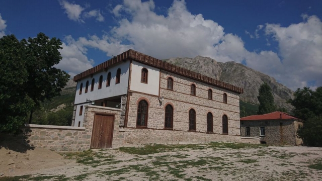 Uluborlu'da restore edilen cami ibadete açıldı