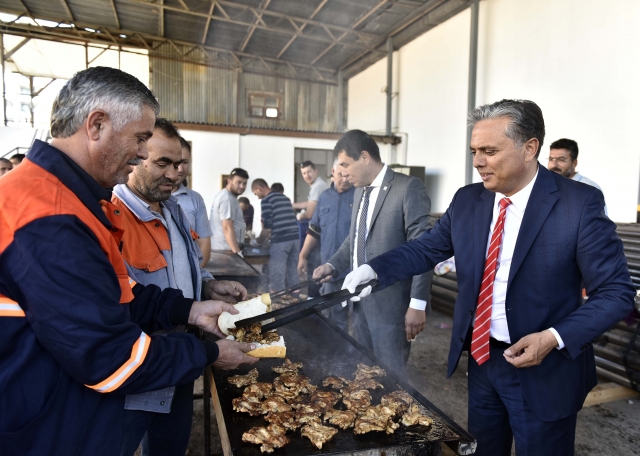 Ümit Uysal, imece usulü sofrada çalışanlarıyla bir araya geldi 