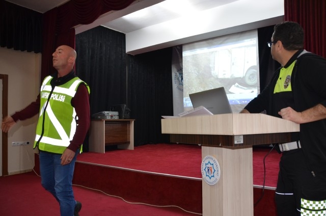 Üniversite öğrencilerine trafik semineri verildi   
