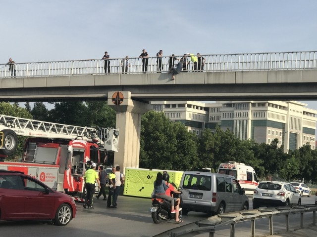 Üst geçitten sarkan kişi polise zor anlar yaşattı