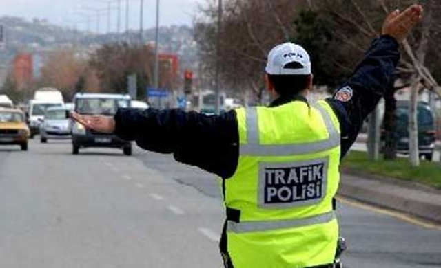 ​Uygulama yapan polise otomobil çarptı 