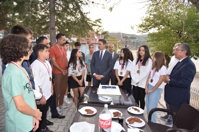 Vali Aydın Baruş, Akdeniz Bölge Birincisi Halk Oyunları Ekibini Ziyaret Etti