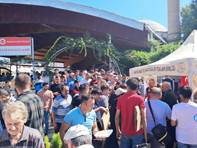 Vali Baruş, Ahilik Haftası Kutlamalarına Katılarak 800 Yıllık Gelenek Olan Ahi Pilavı Dağıttı