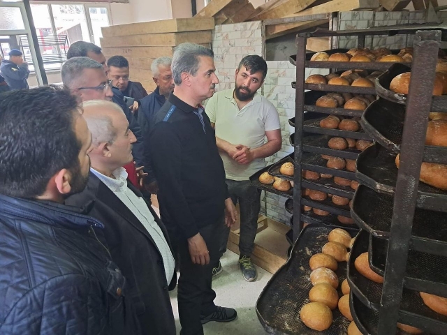 Vali Baruş, Arıtaş Mahallesi'nde ücretsiz ekmek üreten fırınları ziyaret etti