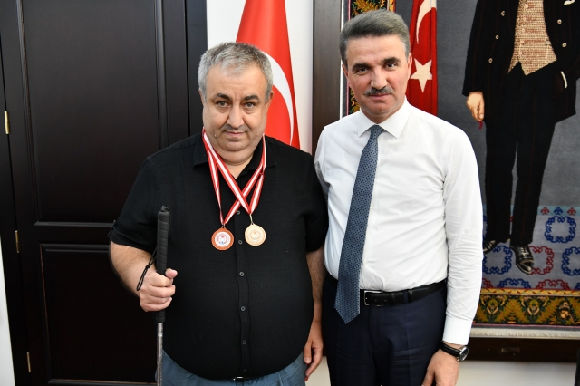 Vali Baruş Başarılı Sporcu Özbey’i Tebrik Etti.