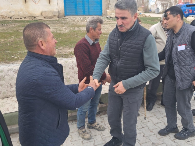 Vali Baruş, depremzedelerin talep ve önerilerini dinliyor