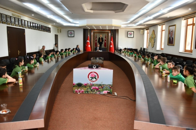 Vali Baruş Hayat Bilgisi Dersinde Öğrencilerle Buluştu