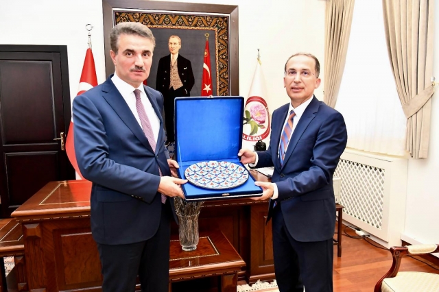Vali Baruş SDÜ Rektörü Prof.Dr. Saltan’ın Kabul Etti.