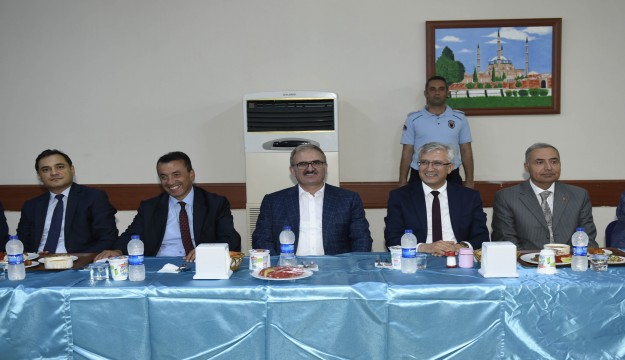 Vali Karaloğlu mahkumlarla iftar yaptı  