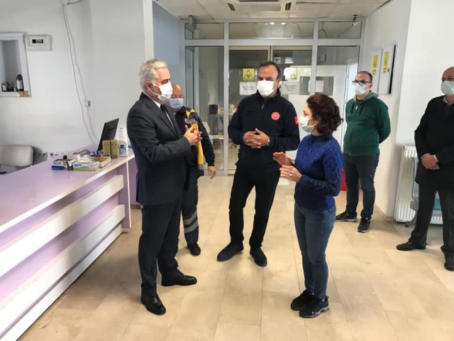 Vali Ömer Seymenoğlu hafta başı mesaisine sağlık çalışanlarını ziyaret ederek başladı