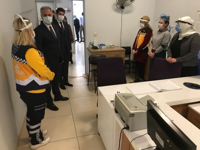 Vali Ömer Seymenoğlu koronavirüs salgınıyla mücadeleye öncülük eden sağlık çalışanlarını yalnız bırakmıyor