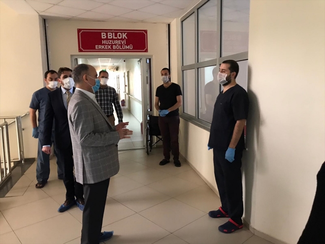 Vali Özkan'dan huzurevi ve bakımevi ziyareti