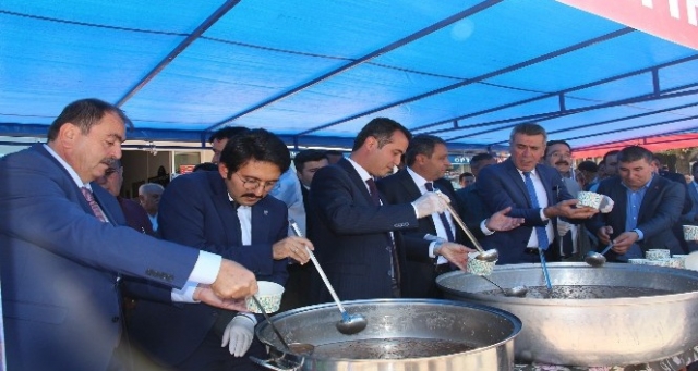 Vali Şıldak, açılışlar yapıp aşure dağıttı