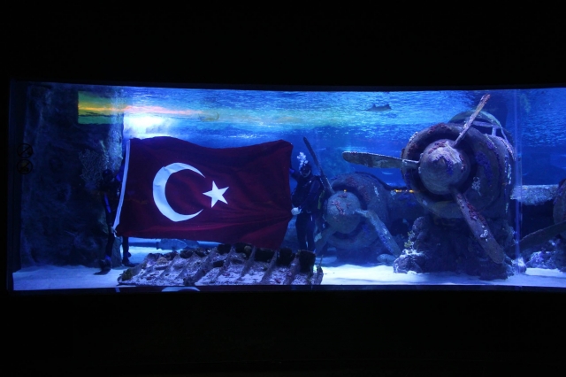Vatozlar arasında Türk bayrağı açtılar   
