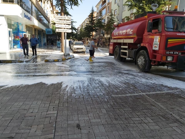 Yalvaç sokakları köpüklü sularla yıkanıyor...