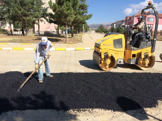 Yalvaç'ta asfalt çalışmaları...