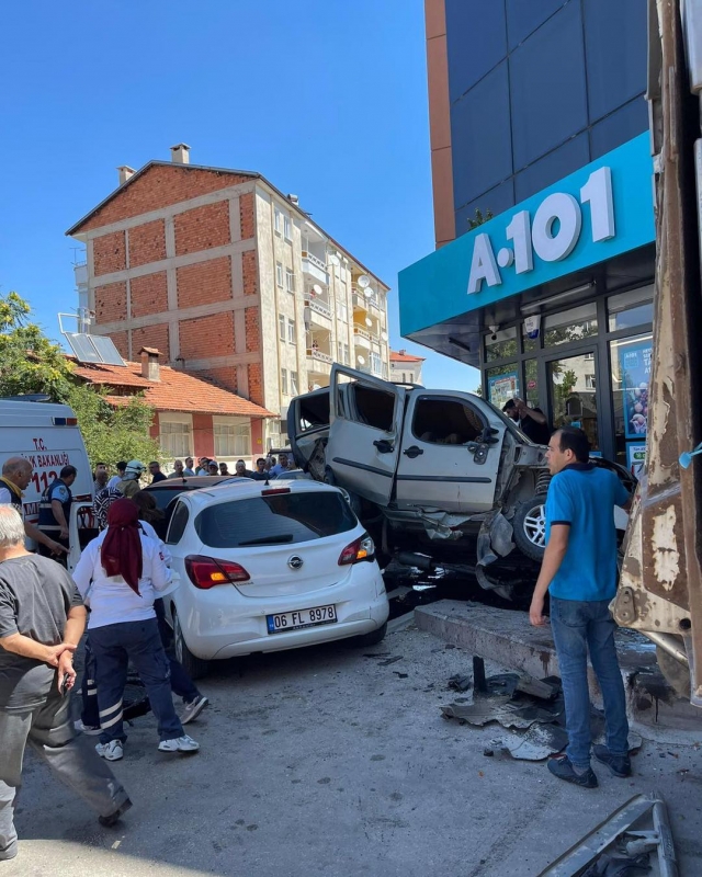 Yalvaç'ta Trafik Kazası: 3 Yaralı, 8 Araç Hasar Gördü