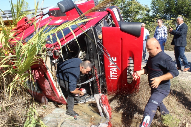 Yangından dönen itfaiye aracı devrildi: 2 yaralı 