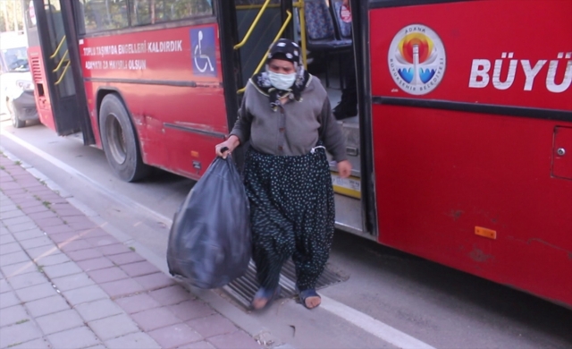 Yasağa rağmen belediye otobüsüne binen yaşlı kadını polis indirdi