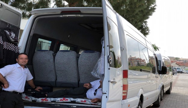 Yasak yerde park eden tur minibüsü şoförleri gazeteciyle tartıştı 