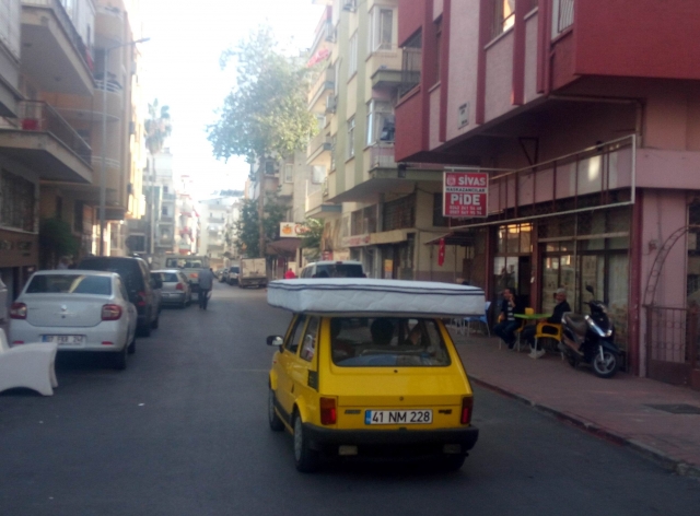 Yatak tavanlı otomobil 