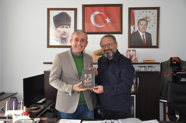 YAZAR SİNAN YAĞMUR ‘NEŞET ERTAŞ’
KİTABINI BAŞKAN VELİ GÖK’E İMZALADI