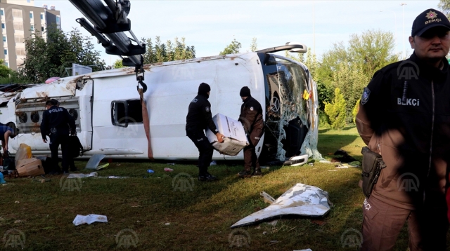 Yolcu otobüsü şarampole devrildi: 2 ölü, 29 yaralı