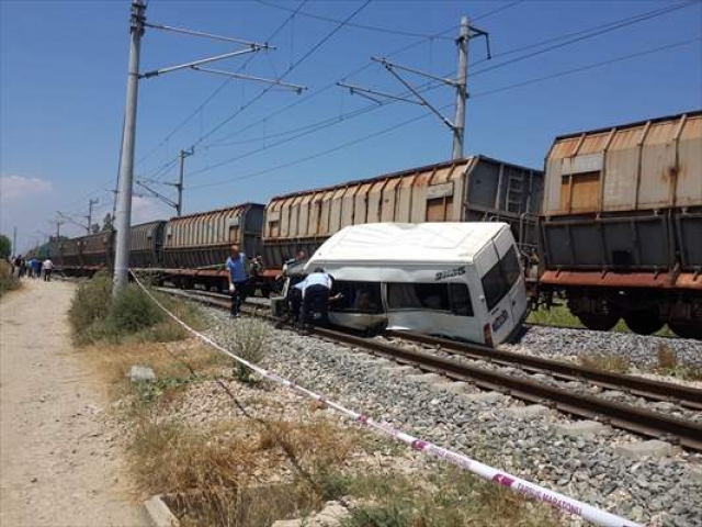 Yük treni servis minibüsüne çarptı