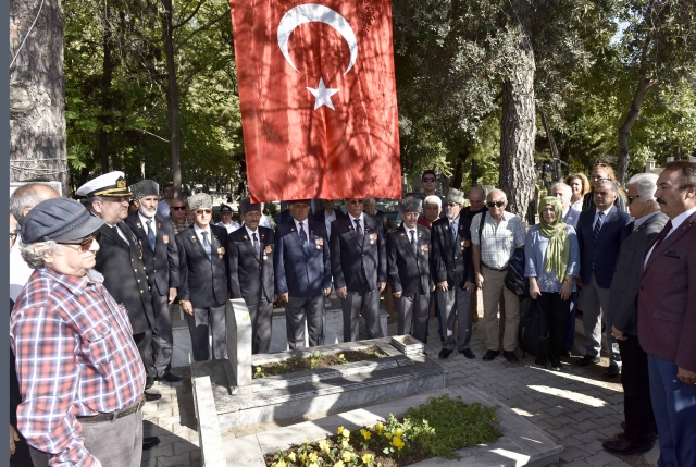 Yüzbaşı Aker mezarı başında anıldı   