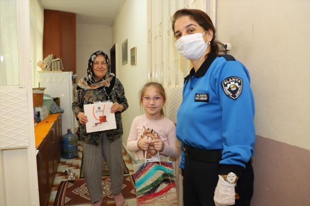 Zabıtadan sokağa çıkamayan kadına doğum günü sürprizi