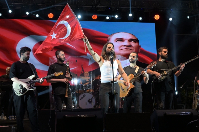 ​Zafer Bayramı coşkusu Isparta'da Koray Avcı ile taçlandı