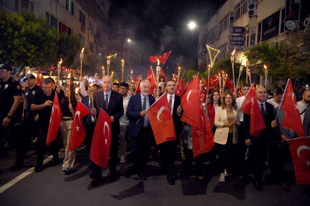 Zafer Bayramı coşkusunu fener
alayı ve bisiklet turu ile yaşadılar